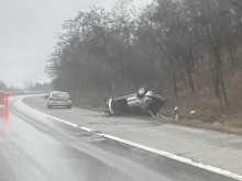 Лек автомобил се обърна по таван на АМ "Тракия" в района на 50-ти километър в посока София