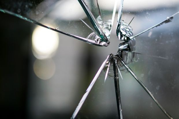 Неизвестни лица счупиха прозорец на детска градина в Разград
