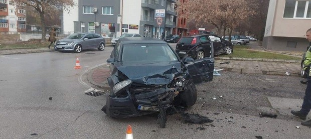 Майка и дете пострадаха при катастрофа в благоевградския квартал "Еленово"