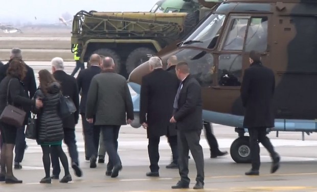 TD Президентът и австрийският канцлер Карл Нехамер се качиха на военен