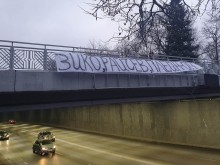 Пловдив осъмна с гневни плакати срещу кмета и строителя на стадион "Христо Ботев"