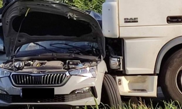 Млада жена е с опасност за живота след катастрофа с камион в Пловдивско