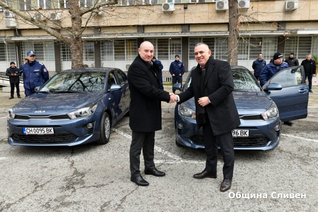 Общината дари два нови автомобила за нуждите на полицията в Сливен