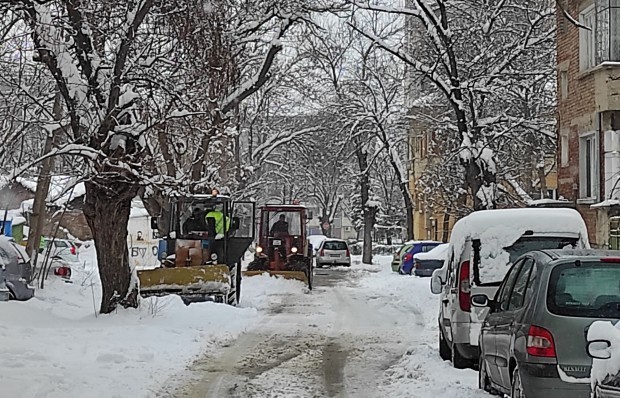 Студено с валежи от дъжд и сняг днес