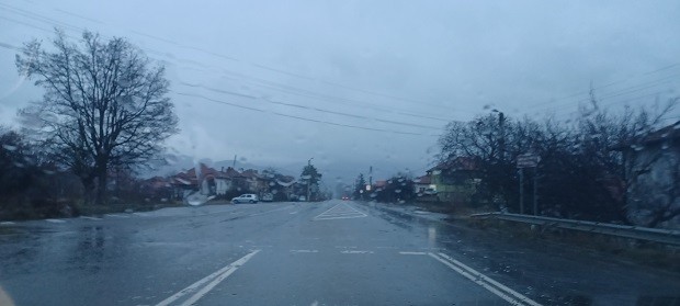 Обилен дъжд вали в кюстендилско, пътните настилки са мокри