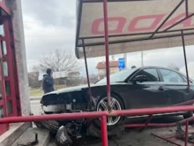 Автомобил се вряза в магазин за авточасти
