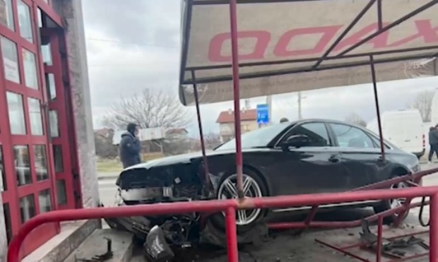 Автомобил се вряза в магазин за авточасти на оживена улица