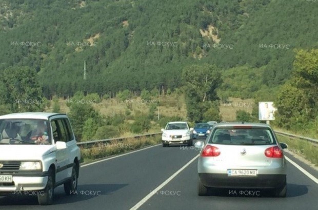 Временно движението при км 13 на АМ "Тракия" в посока София се осъществява в изпреварващата лента