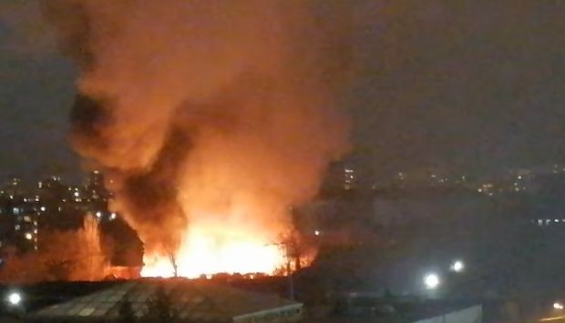 Запалили са се отпадъци в стара постройка през нощта в София