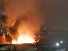 Запалили са се отпадъци в стара постройка през нощта в София