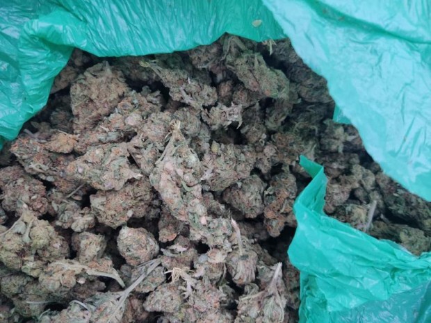 Четири килограма марихуана откриха бургаски полицаи в лек автомобил