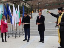Ремонтът на подхода към монумент "Света Богородица" в Хасково приключи