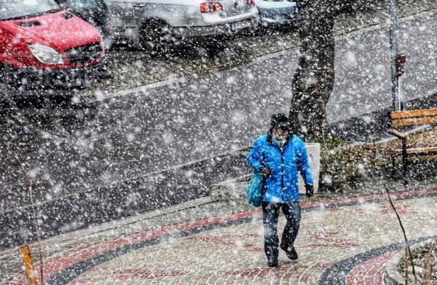 Едри снежинки започнаха да прехвърчат над Варна в обедните часове