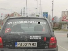 "Красив" шофьор с грозни стикери нарушава правилата за движение