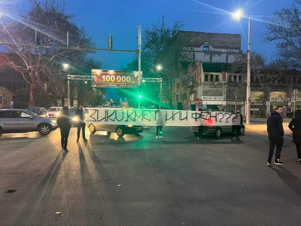 </TD
>Привърженици на футболен клуб Локомотив Пловдив блокираха кръстовището на булевард