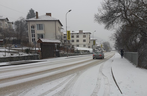 Сняг вали в Смолян и областта, няма въведени ограничения по пътищата