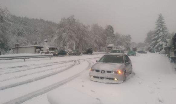 Силен сняг вали на прохода Предел има закъсали камиони съобщи