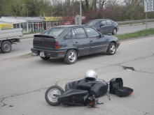 Автомобил помете мотопедист