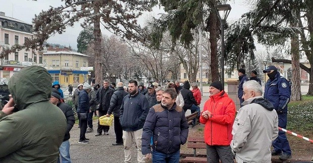 Около 20 души протестират срещу високите ставки на данъците в Кюстендил