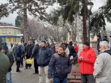 Около 20 души протестират срещу високите ставки на данъците в Кюстендил