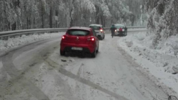 Проходът Троян-Кърнаре е затворен за товарни автомобили заради заледяване