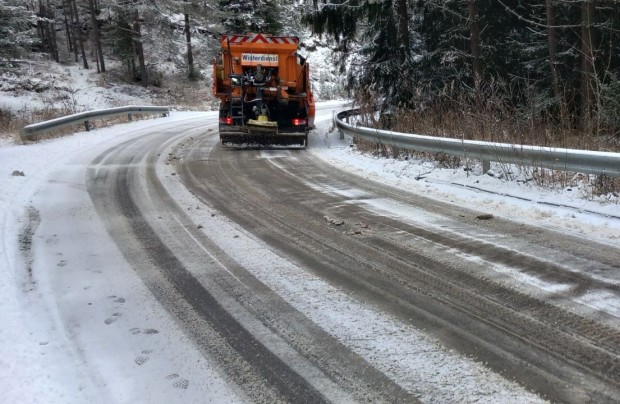 Близо 300 снегорина обработват републиканските пътища