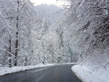 Обилен снеговалеж ограничава движението по пътя Кърджали - Ардино