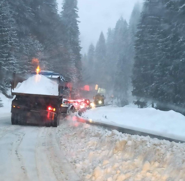 Над 15 см е снежната покривка в Смолянско, остават въведените ограничения по проходите