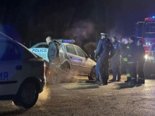 Тир блъсна патрулка, спряла заради катастрофа със загинал