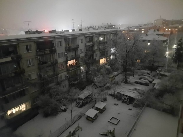 </TD
>Първият сняг в Пловдив е факт и започна да натрупва