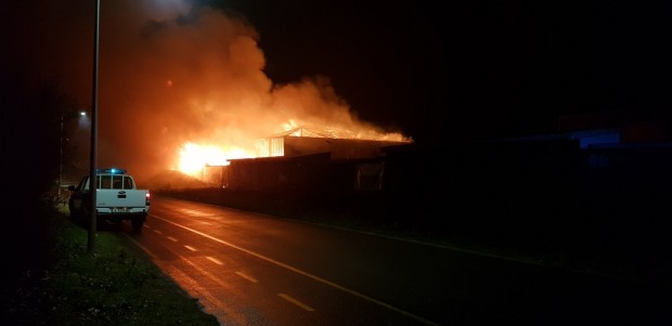 Бивша дискотека в Бургас изгоря напълно при пожар, има пострадал