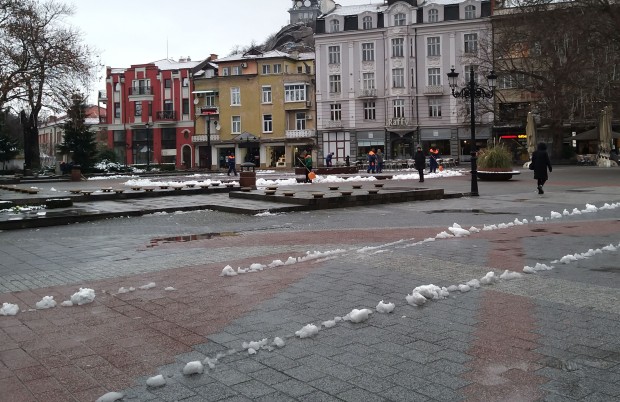 350 служители чистят от сняг спирки и подлези в Пловдив