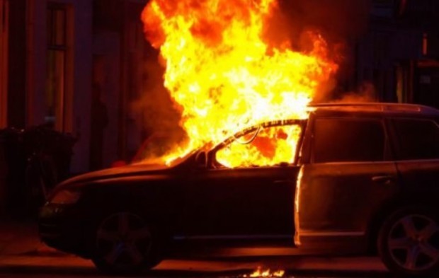 Полицията във Видин разследва палеж на две коли в града