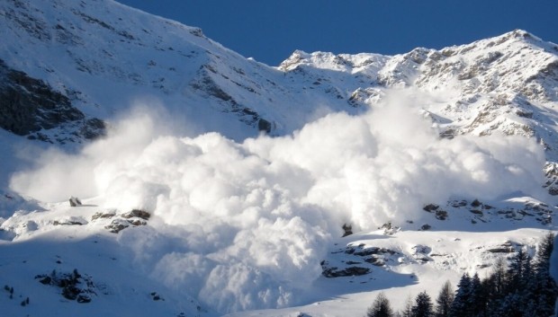 Новата снежна покривка в планинските курорти създава рискове за лавинна