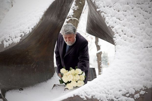 Председателят на Народното събрание Вежди Рашидов положи цветя пред Паметника
