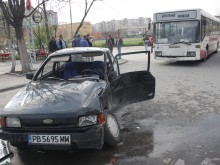 Автобус се заби във Фиеста, шофьорът й в безсъзнание, синът му налита на бой