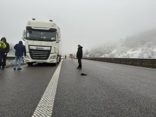 Тежко ПТП на АМ "Тракия"! Водач на тир е оправял спукана гума в мъглата - друг камион се е ударил в него!