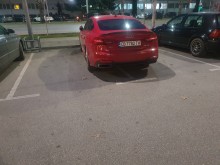 Скъпа кола за две паркоместа?