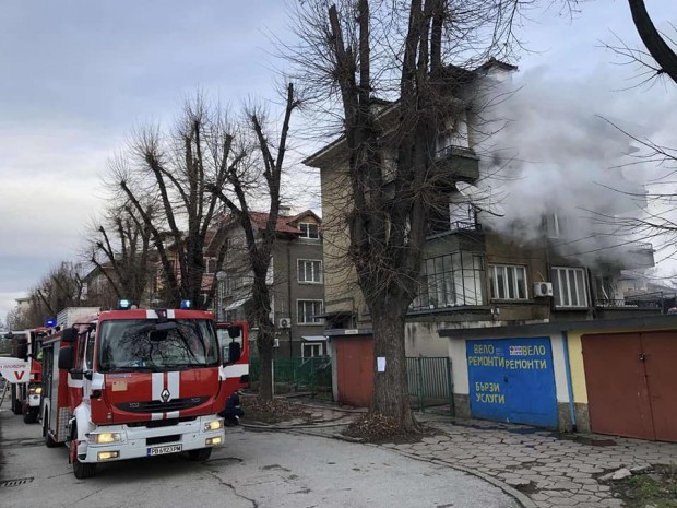 Възрастна жена е в болница след пожар в жилищна сграда в Пловдив