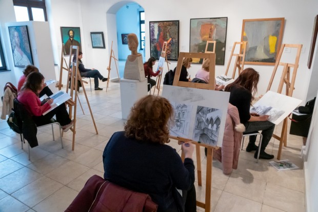 Градската художествена галерия на Варна представя изложба с рисунки "Изграждане на пейзаж с молив"