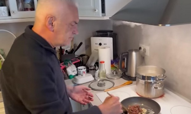 Лидерът на Атака Волен Сидеров показа завидни способности в кухнята