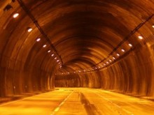 Движението в тунел "Кривия" на пътя Благоевград-ГКПП "Кулата" се осъществява с повишено внимание