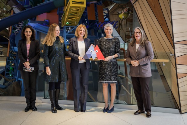 Президентът на Фондация "Америка за България" Нанси Шилър връчи знака на "Музейко" на Йорданка Фандъкова