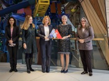 Президентът на Фондация "Америка за България" Нанси Шилър връчи знака на "Музейко" на Йорданка Фандъкова