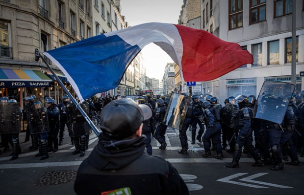 Милион души излизат на протести във Франция