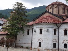 Рекордни сметки: Манастирите искат да преминат на битов ток