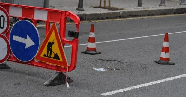 Сериозна авария на уличен водопровод в София наложи спиране на водата в зоната