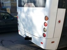 Автобус мина през краката на 70-годишен мъж