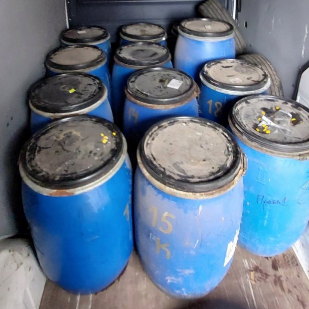 Над 1000 литра нелегален алкохол задържаха на митницата в Бургас