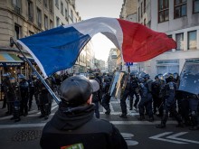 Вълна от стачки срещу пенсионната реформа парализира Франция